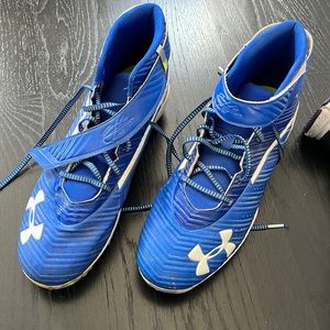 Size 13 under amour cleats in like new condition. !!!